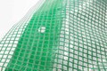 Gitterplane 3,00 x 3,00 m transparent mit grnem Gitter 250 g/m mit Nagelrand verstrkt gefaltet UV-stabil